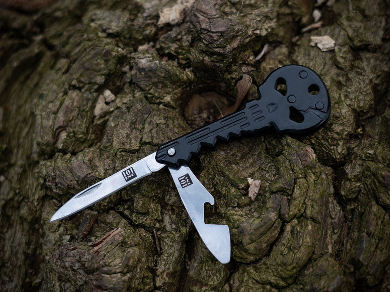 101 INC Pocket knife punishment skull
