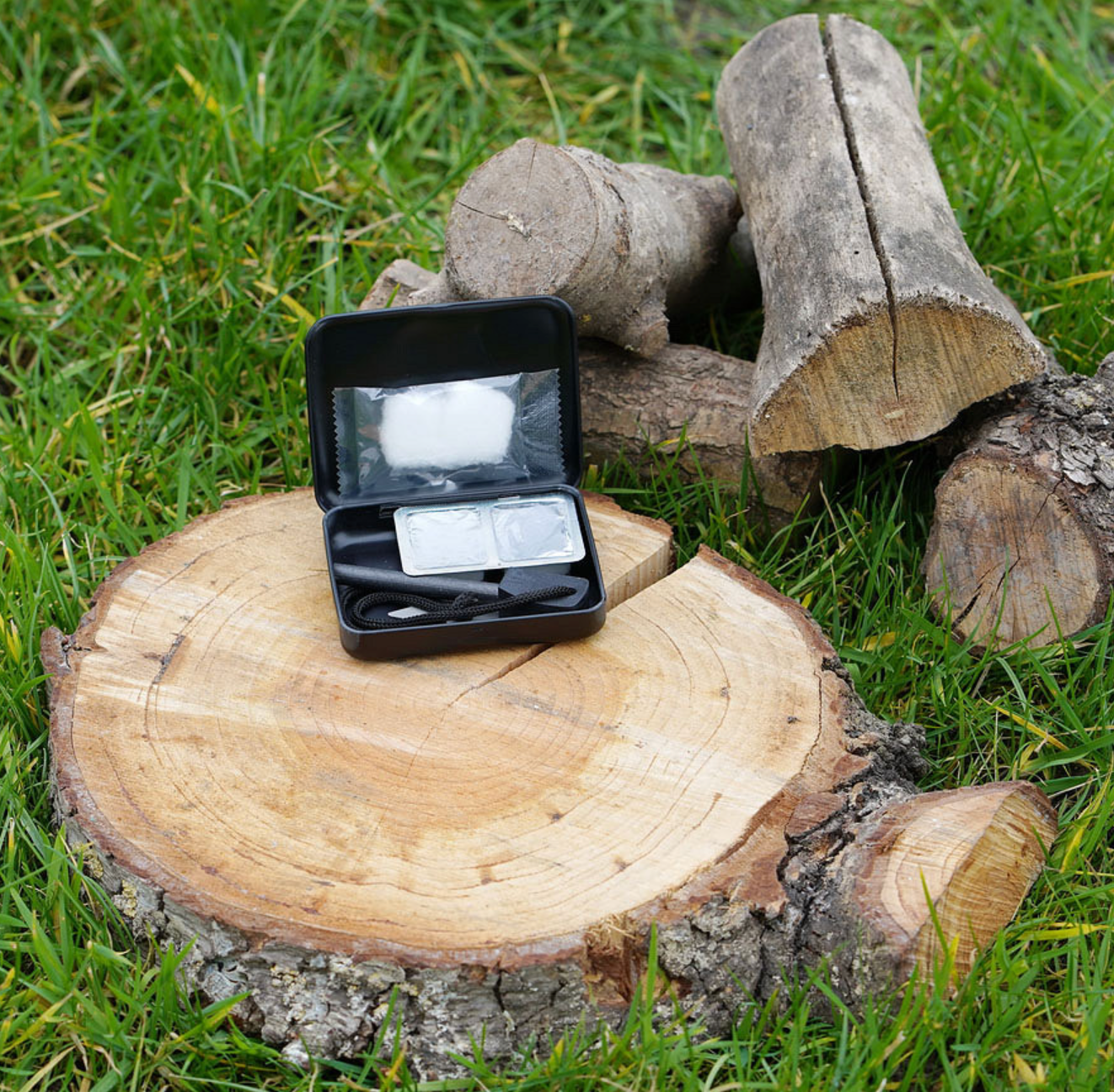 Magnesium fire starter set in a box